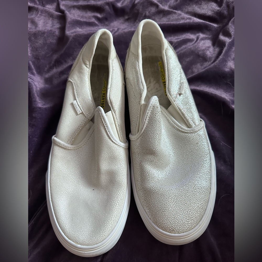 Shiny white Vans sneakers w10